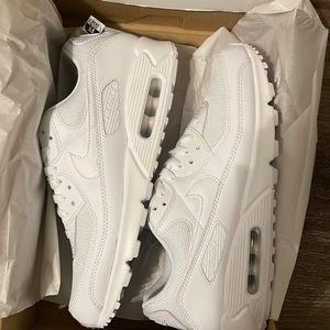 Brand New in Box Men’s  9.5 Air Max
